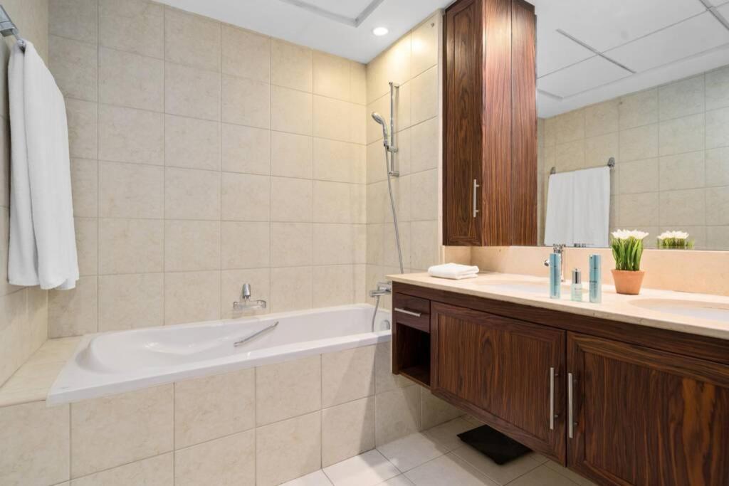 Spectacular Burj & Fountain View - Luxurious 3 Bedrooms & Maids Room - The Residences Dubai Dış mekan fotoğraf